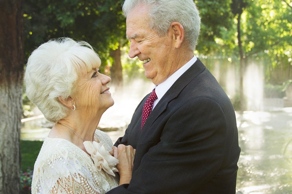 Видео старых семейных пар. Свадьба пожилых. Брак пожилых. Влюбленная пожилая пара. Пожилая пара фотосессия.