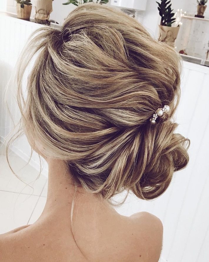 best-hairstyle-to-wear-with-strapless-dress