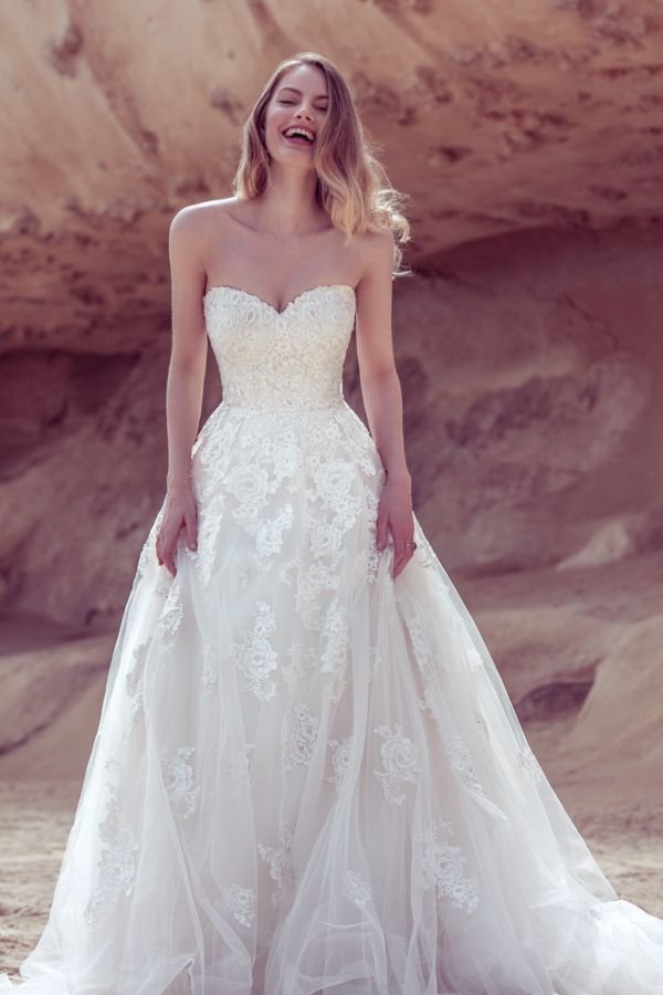 wedding-dress-heart-shaped-neckline